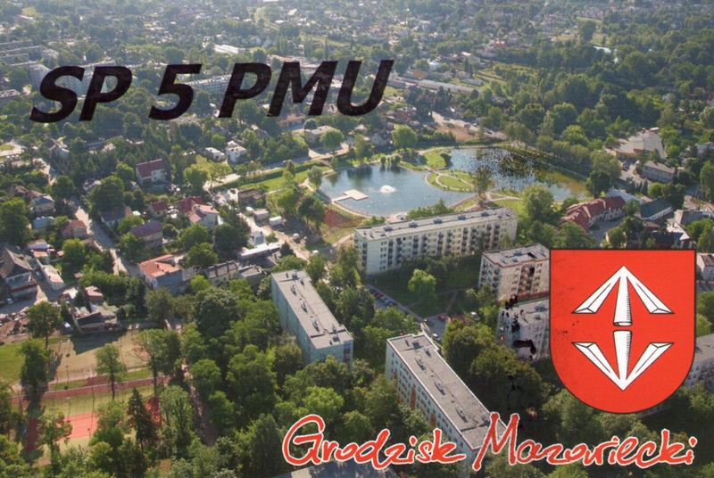 Obrazem przedstawiający znak klubu na tle miasta.